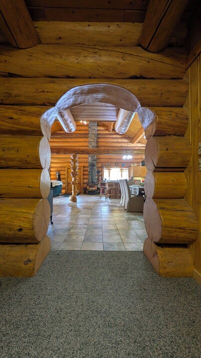 Log Home close to Hiking Trails!