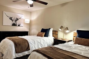 4 bedrooms, desk, iron/ironing board, travel crib - Newly Renovated Charmer (Eugene)