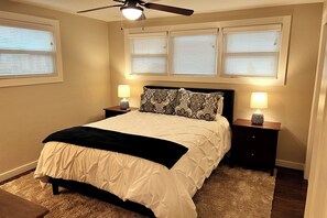 4 chambres, bureau, fer et planche à repasser, lit parapluie