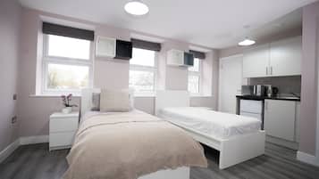 Habitación superior con 2 camas individuales, varias camas, cocina básica | Escritorio, espacio para trabajar con un portátil, cortinas opacas