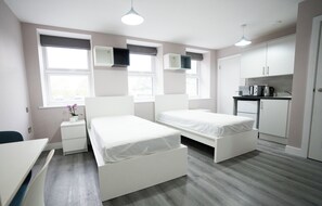 Escritorio, espacio para trabajar con laptop y cortinas blackout