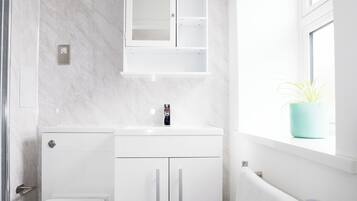 Shower, perlengkapan kamar mandi ramah lingkungan, handuk, dan sabun