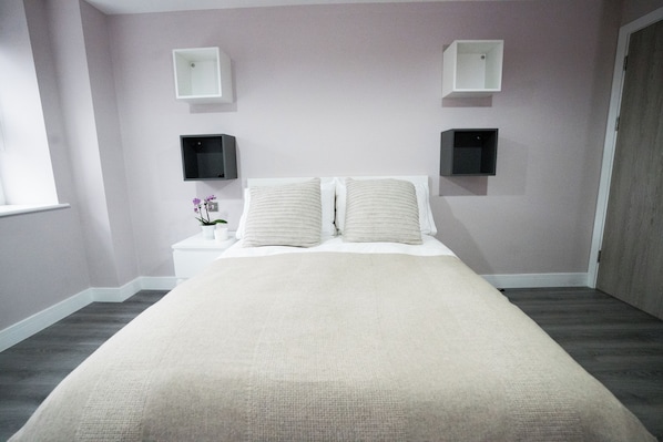 Escritorio, espacio para trabajar con laptop y cortinas blackout