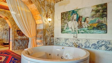 Suite Deluks, balkon, pemandangan lembah | Jet tub