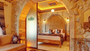 Suite – deluxe, balkong, dalutsikt | 1 soverom, sengetøy av topp kvalitet og safe på rommet