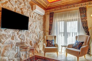 Standard Suite, Valley View | Living area