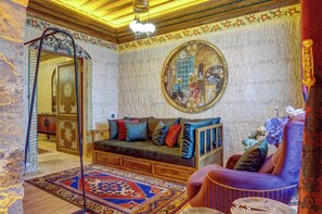 Superior-Suite, Blick auf den Innenhof | Wohnbereich | 43-Zoll-Smart-TV mit Satellitenempfang, Fußbodenheizung