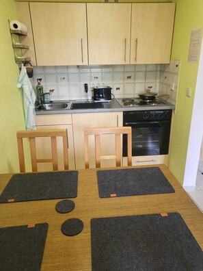 Fridge, oven, stovetop, coffee/tea maker