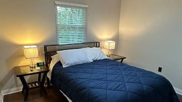 2 Schlafzimmer, Schreibtisch, Bügeleisen/Bügelbrett, Reisekinderbett