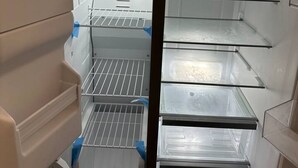 Ein Kühlschrank mit mehreren Einlegeböden und einem Gefrierfach.