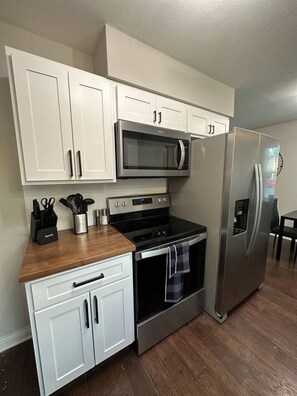 Kjøleskap, mikrobølgeovn, ovn og kokeplater