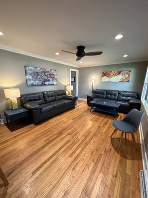 TV - 3 Bedroom 1 Bath Pet Friendly 5 min to MU (Columbia)