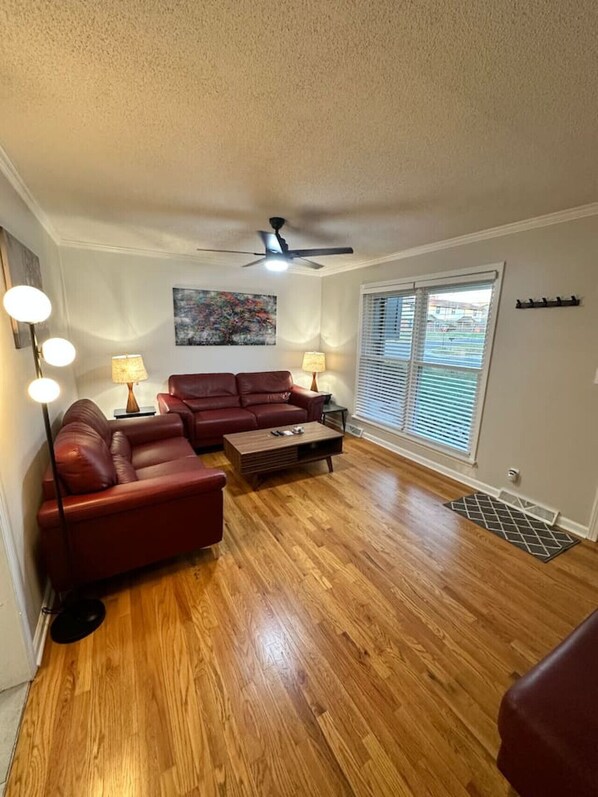 TV - 3 Bed 1.5 Bath Pet Friendly Apt (Columbia)