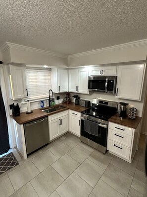 Kjøleskap, mikrobølgeovn, ovn og kokeplater