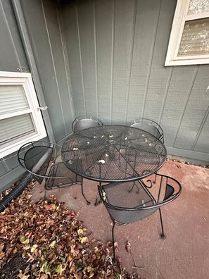 Outdoor dining - 3 Bed 1.5 Bath Pet Friendly Apt (Columbia)