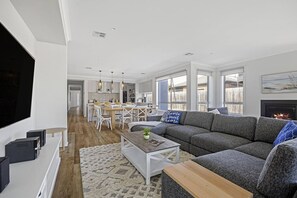 Fernseher, Kamin, Stereoanlage