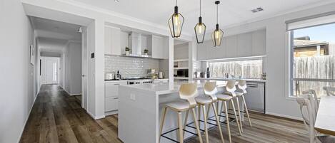 ثلاجة، ميكروويف، فرن، موقد طهي مسطح