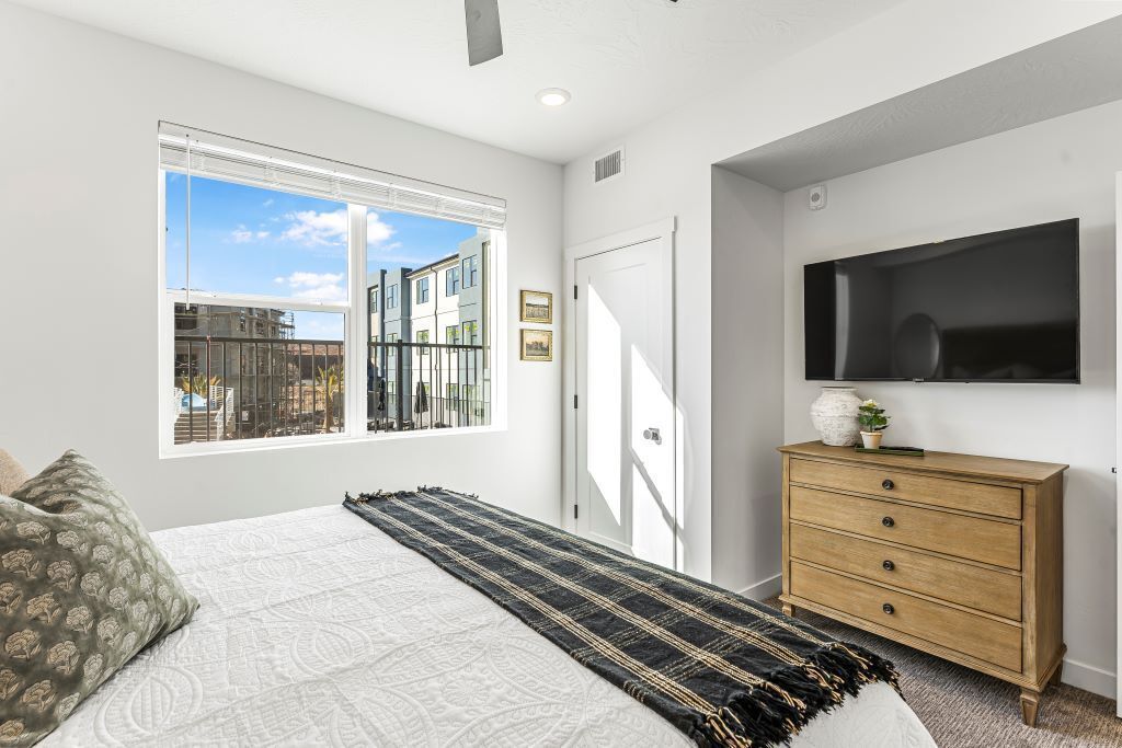 2 bedrooms, iron/ironing board, travel crib, free WiFi