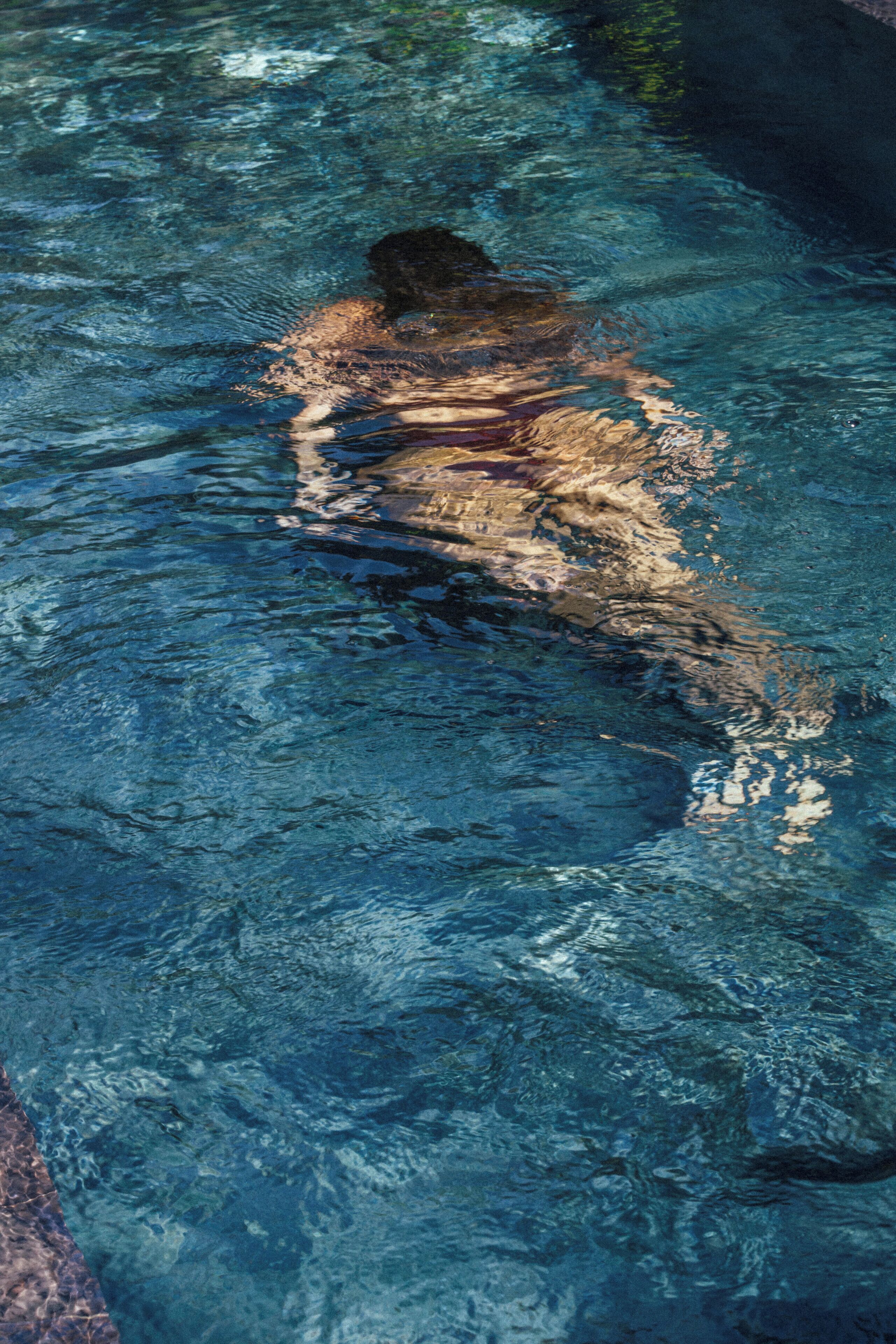 Piscina externa, guarda-sóis, espreguiçadeiras