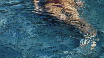 Piscina externa, guarda-sóis, espreguiçadeiras