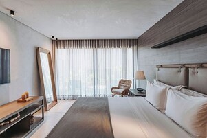 Superior Suite (Varanda) | 1 bedroom, premium bedding, minibar, in-room safe