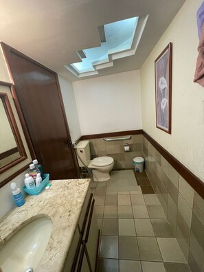 Douche, serviettes fournies, papier toilette