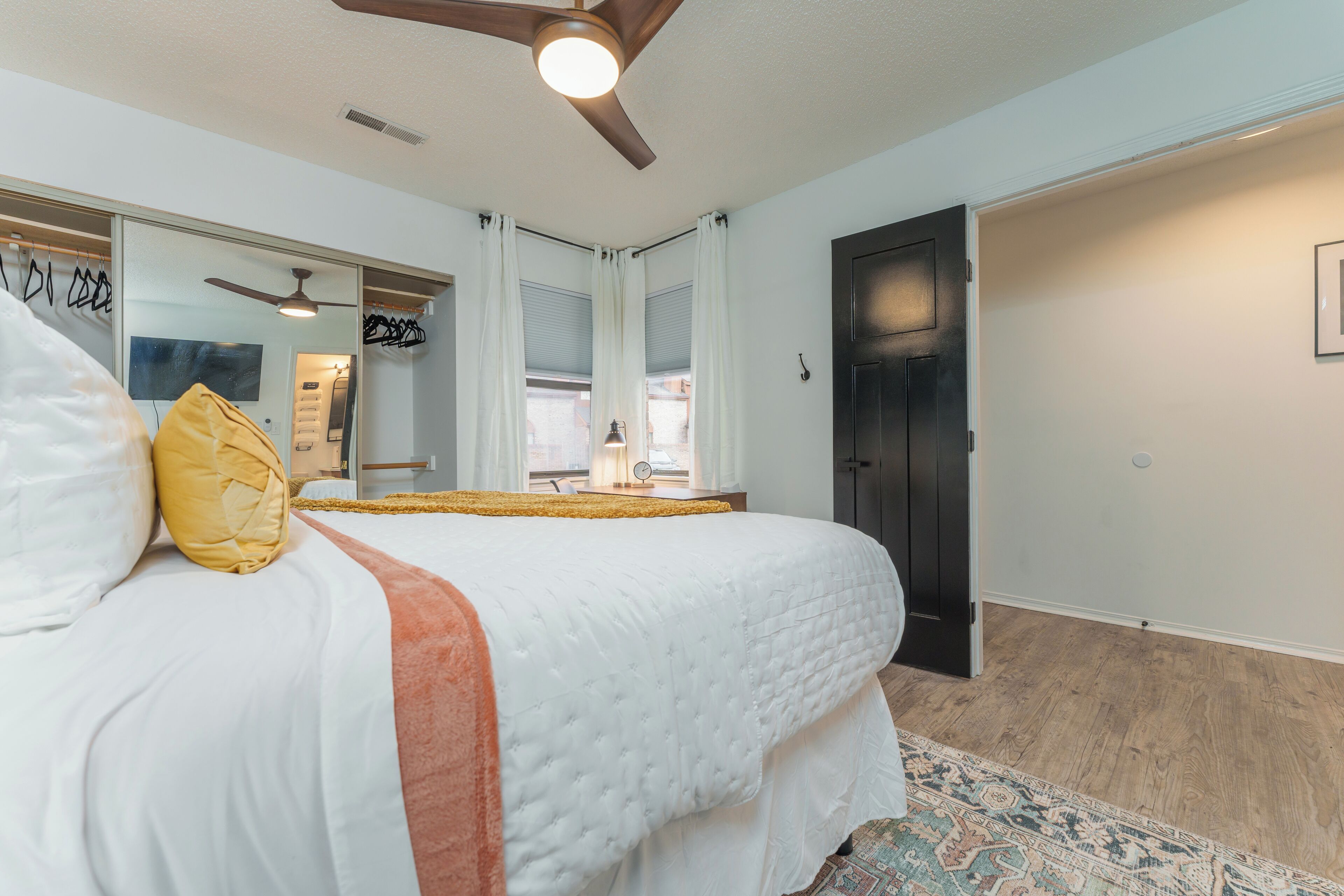 2 bedrooms, in-room safe, desk, iron/ironing board