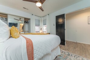 2 Schlafzimmer, Zimmersafe, Schreibtisch, Bügeleisen/Bügelbrett