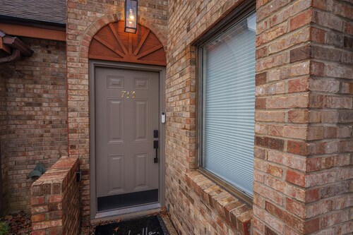 Center of city private Town Home W/fire pit &BBQ