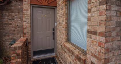 Center of city private Town Home W/fire pit &BBQ