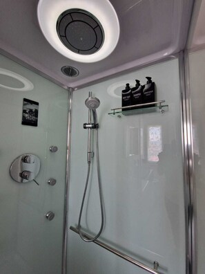 Hair dryer, bidet, towels, soap - Luigió residence entire apartment, renovated near downtown and lake (Intra)
