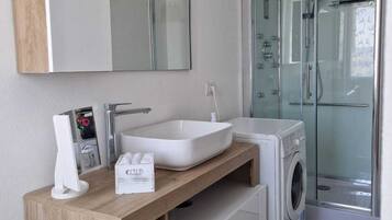Asciugacapelli, bidet, asciugamani, sapone