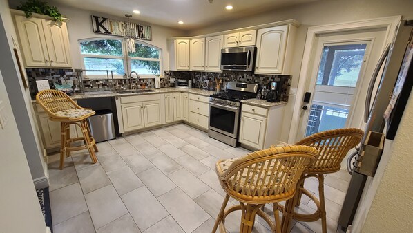 Refrigerador, microondas, horno y parrilla de estufa 