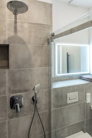 Dusche, Haartrockner, Handtücher, Toilettenpapier