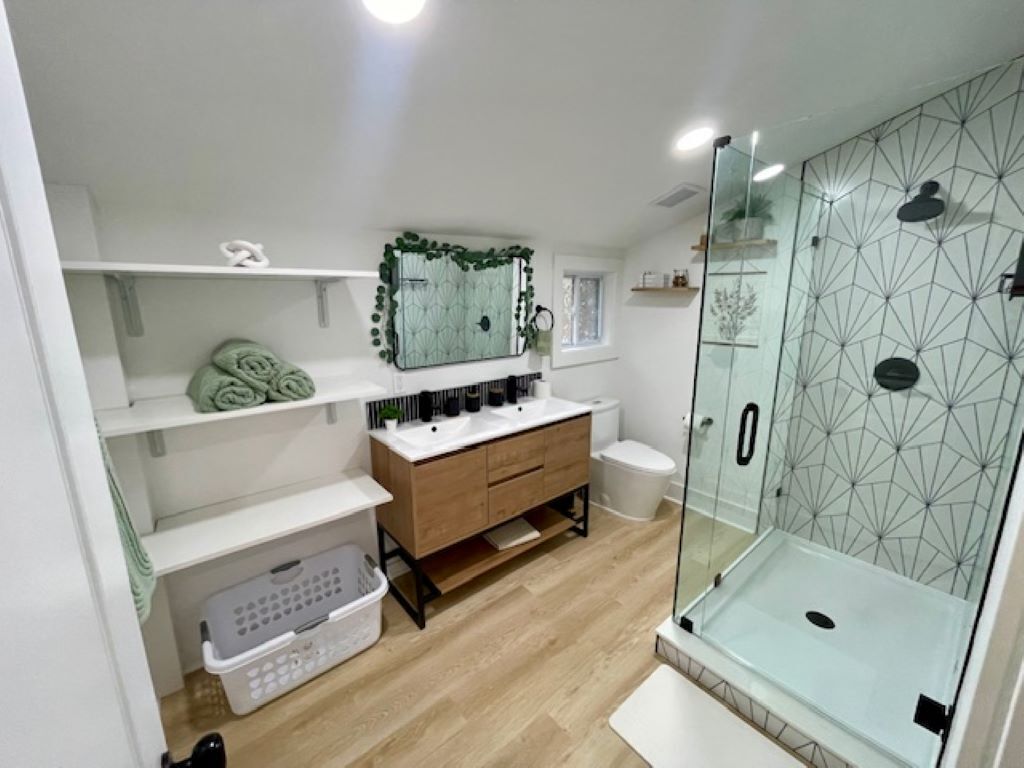 Regadera, toallas, jabón, shampoo 