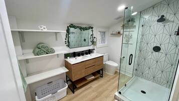 シャワー、タオル、石鹸、シャンプー