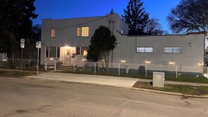 Exterior - #6 (5 STAR PRIVATE ROOM) CALIFORNIAN NEST{5kms 4m Airport} (Winnipeg)
