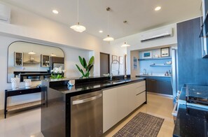 Mikrobølgeovn, ovn, kokeplater og oppvaskmaskin