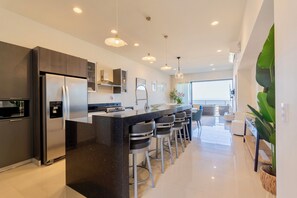 Mikrobølgeovn, ovn, kokeplater og oppvaskmaskin