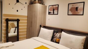 1 kamar tidur, meja kerja, setrika/meja setrika, dan Wi-Fi gratis