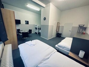 In-room safe, desk, free WiFi, bed sheets - Motel Home Wittenau (Berlin)