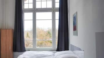 Deluxe Kingsizezimmer | In-room safe, desk, free WiFi, bed sheets
