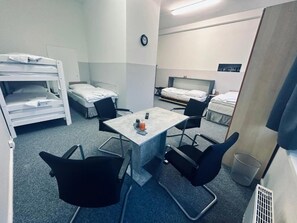 In-room safe, desk, free WiFi, bed sheets - Motel Home Wittenau (Berlin)