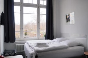 In-room safe, desk, free WiFi, bed sheets - Motel Home Wittenau (Berlin)