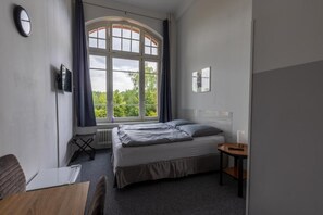 Deluxe tweepersoonskamer | Een kluis op de kamer, een bureau, gratis wifi, beddengoed