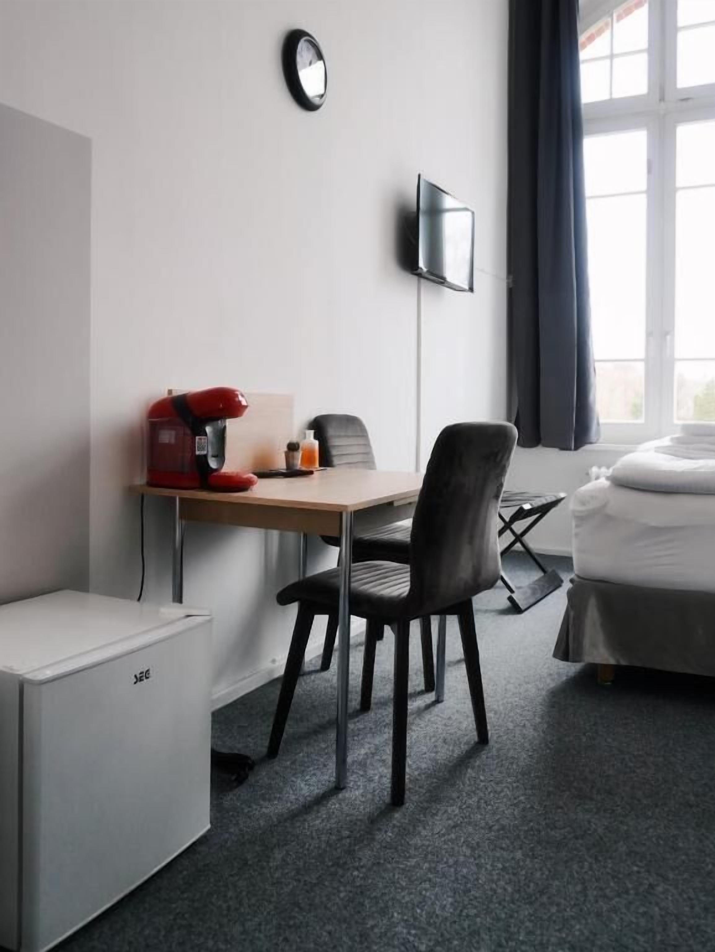 Deluxe Kingsizezimmer | In-room safe, desk, free WiFi, bed sheets