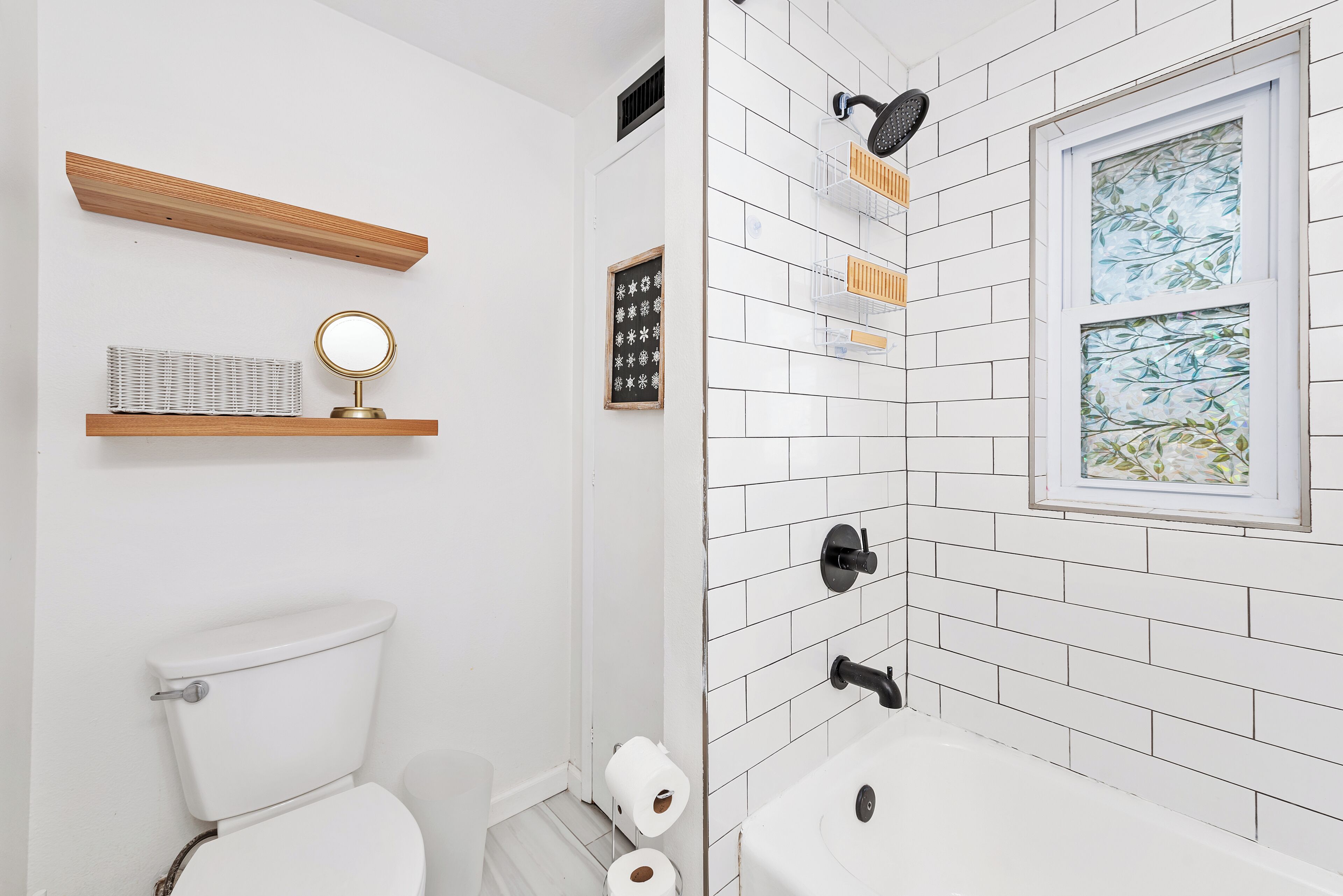 Dusj, hårføner, håndklær og såpe