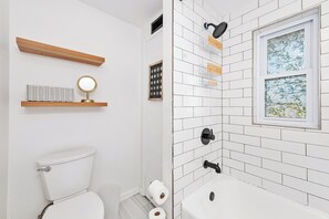 Douche, sèche-cheveux, serviettes fournies, savon