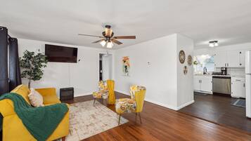 Una Smart TV, una chimenea