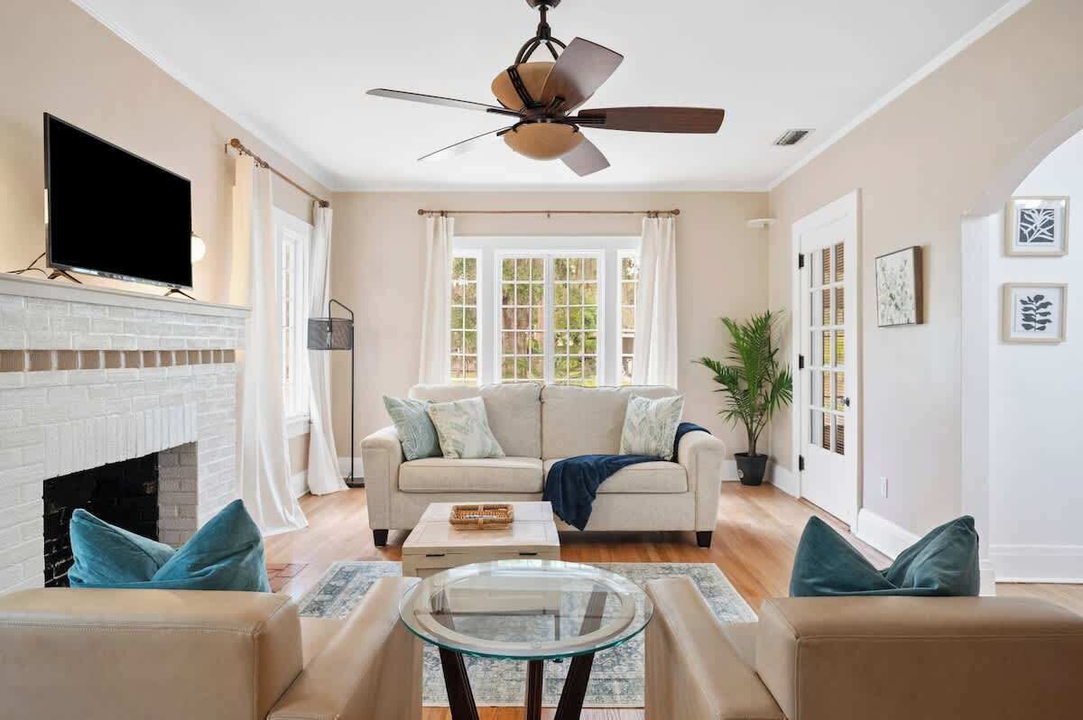 Télévision, cheminée, espaces bureaux